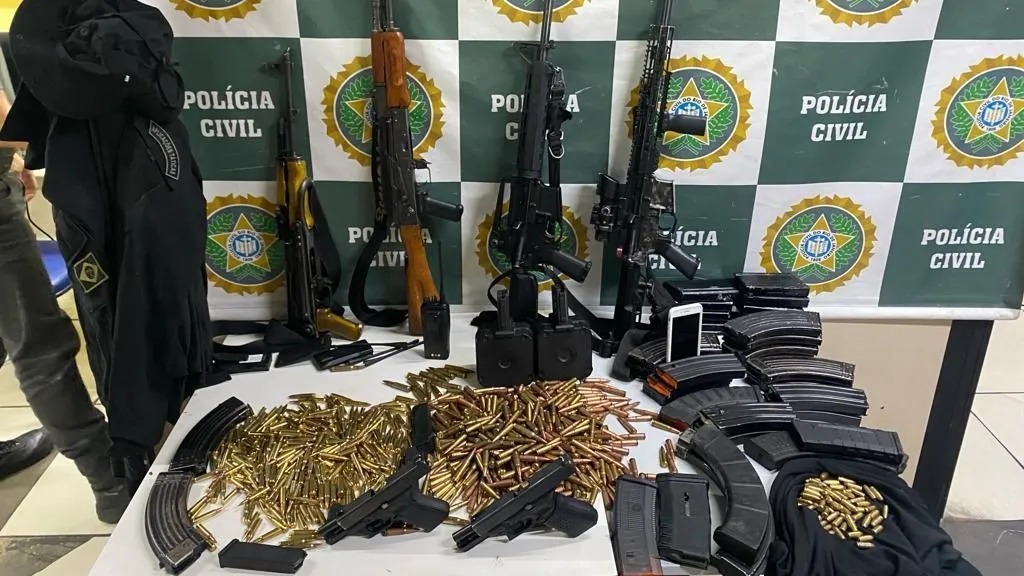 Polícia apreende 4 fuzis com suspeito de integrar milícia de Zinho, após informações do Disque Denúncia